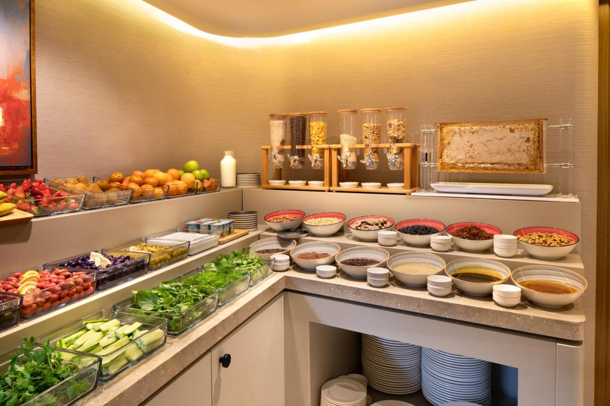 Bentley Hotel Old City-Special Class Стамбул Экстерьер фото A salad bar