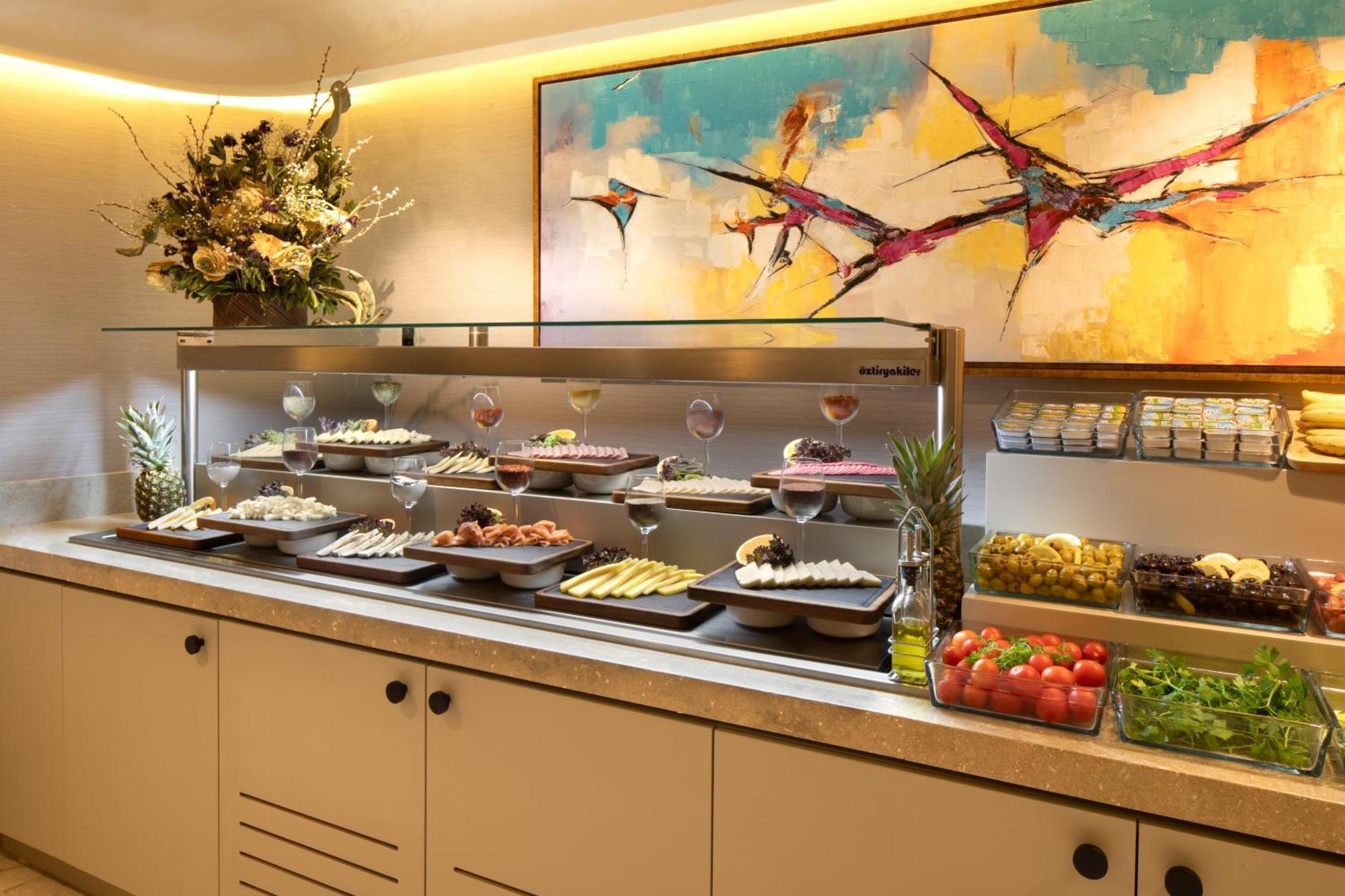 Bentley Hotel Old City-Special Class Стамбул Экстерьер фото A buffet at a hotel